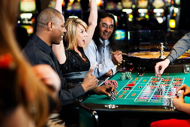 Live dealer roulette table integrating numerical statistics